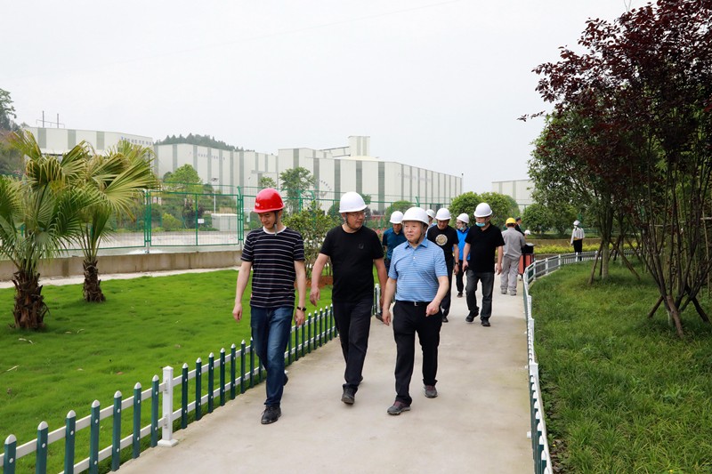 熊良虎在重庆市中科大业集团考察时强调：坚持生态优先战略，，念好生态经、走好扶贫路