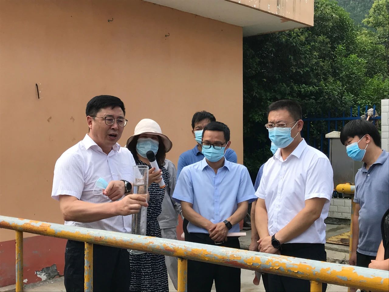 丹凤县政协主席周建政一行到丹凤县污水处理厂开展县域生态情形；；；；；；ぷㄌ獾餮